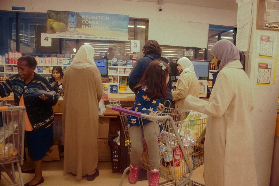 Grupo diversificado de consumidores fazendo compras