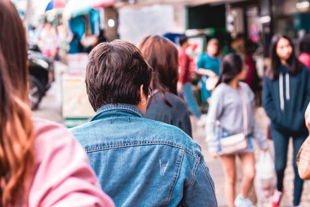 Grupo diversificado de consumidores fazendo compras