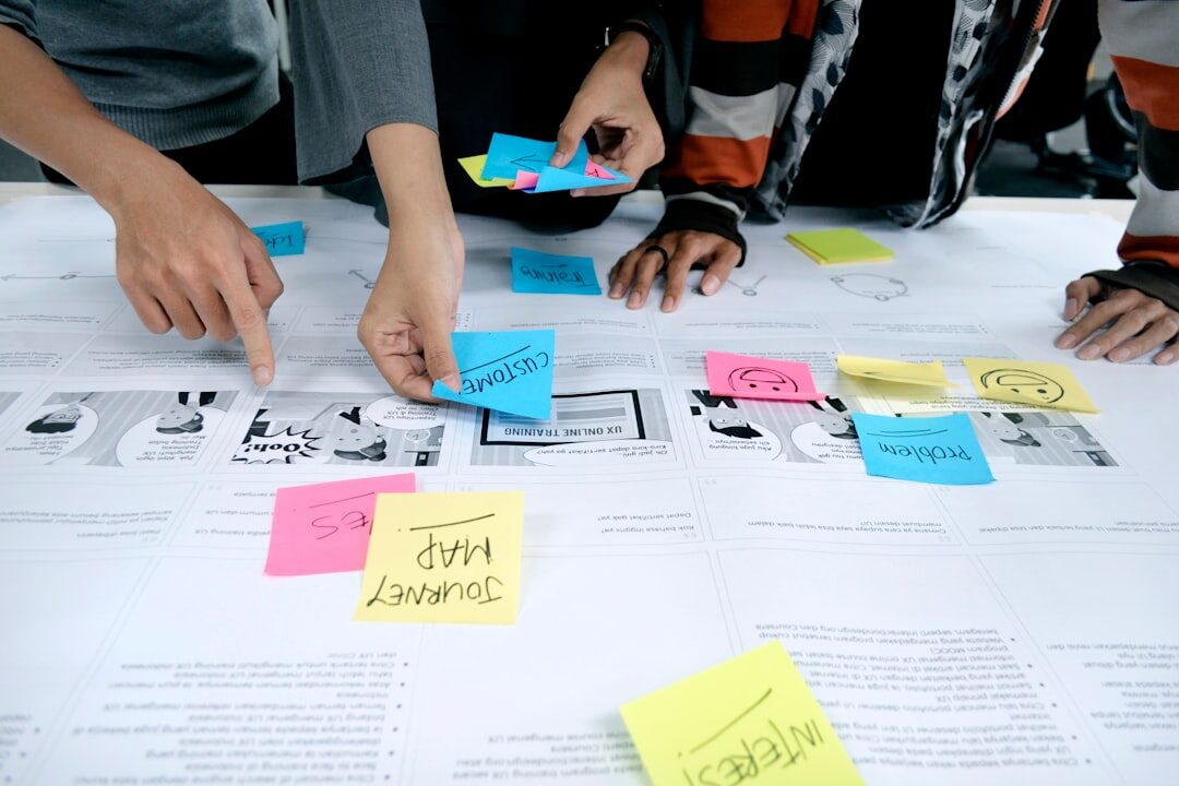 Grupo diversificado de pessoas discutindo ideias de marketing