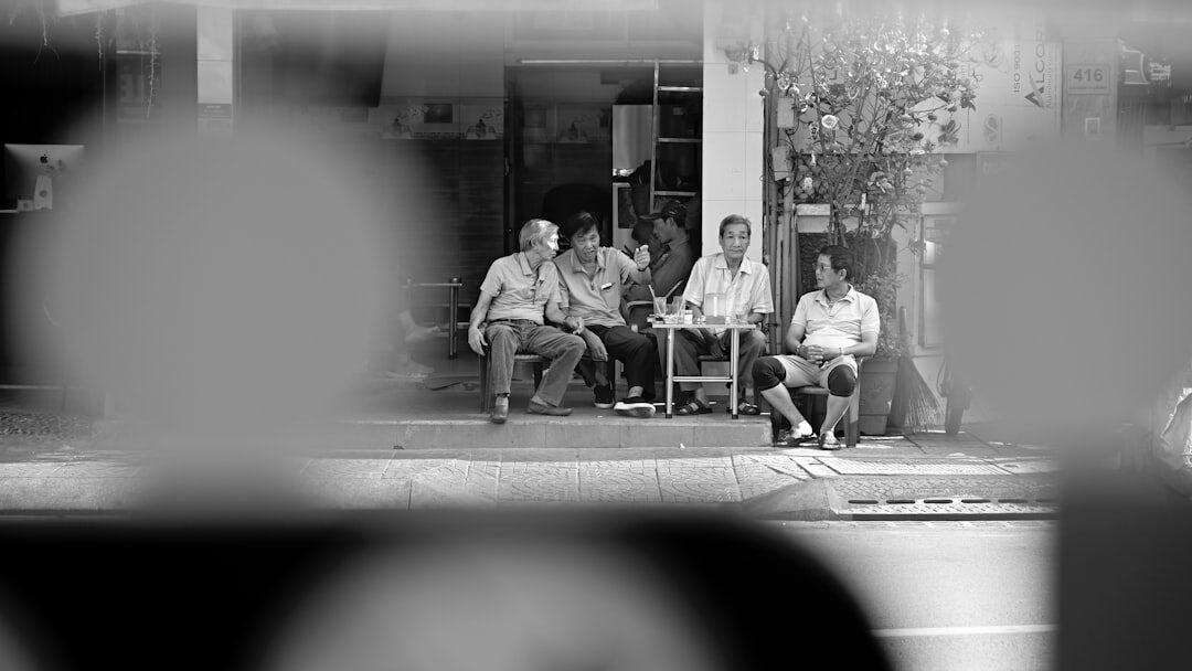 Grupo diversificado discutindo em um café