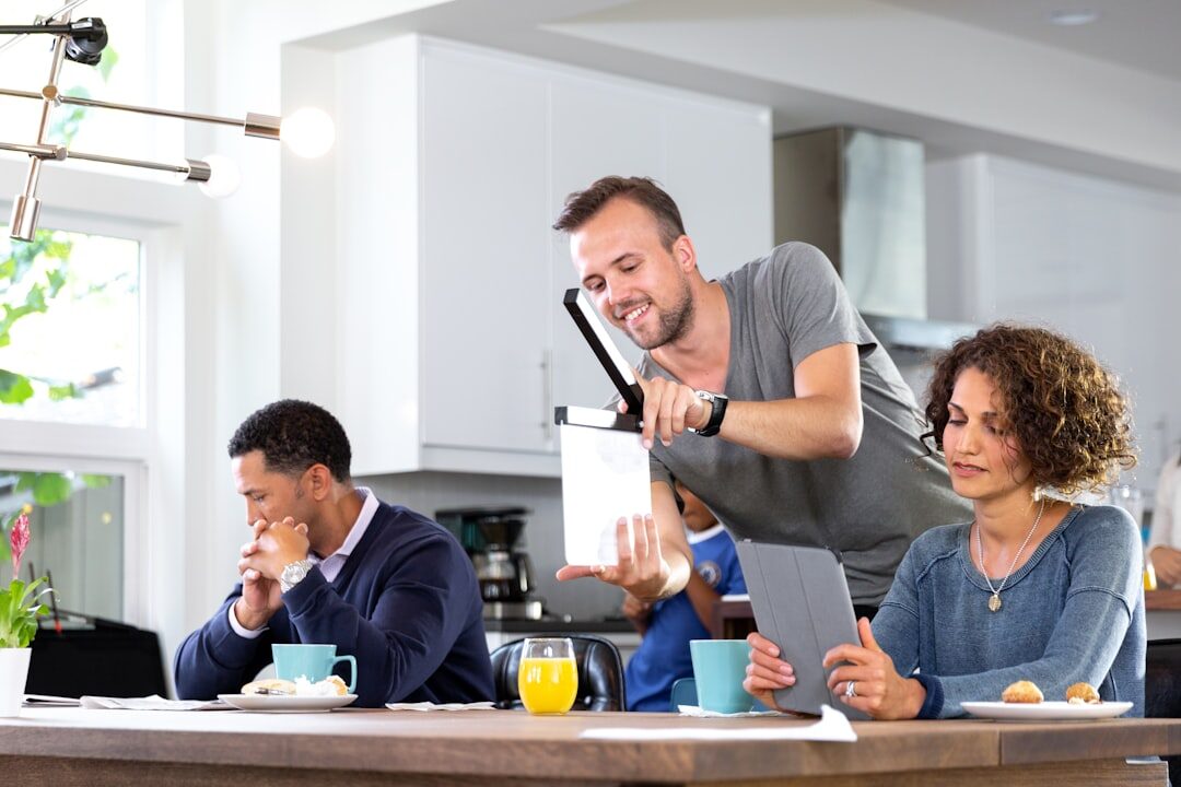 Grupo diversificado discutindo estratégias de marketing