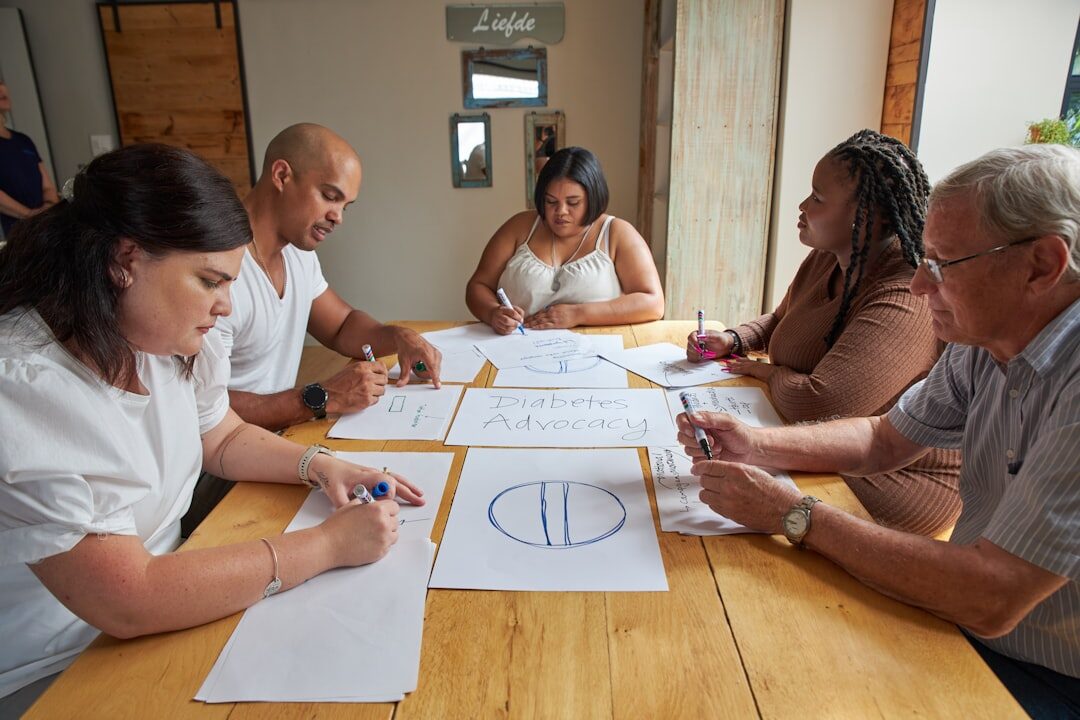 Grupo diversificado discutindo estratégias de marketing