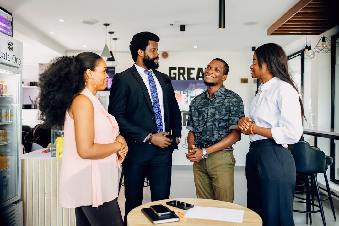 Grupo diversificado discutindo ideias