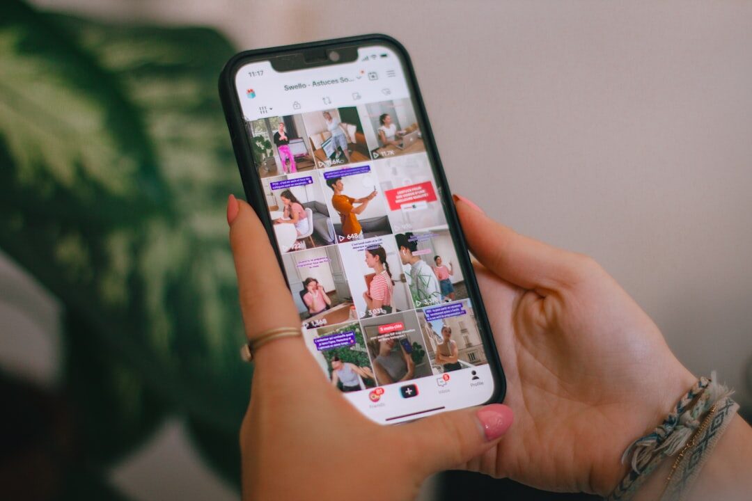 Influenciador promovendo produto nas redes sociais