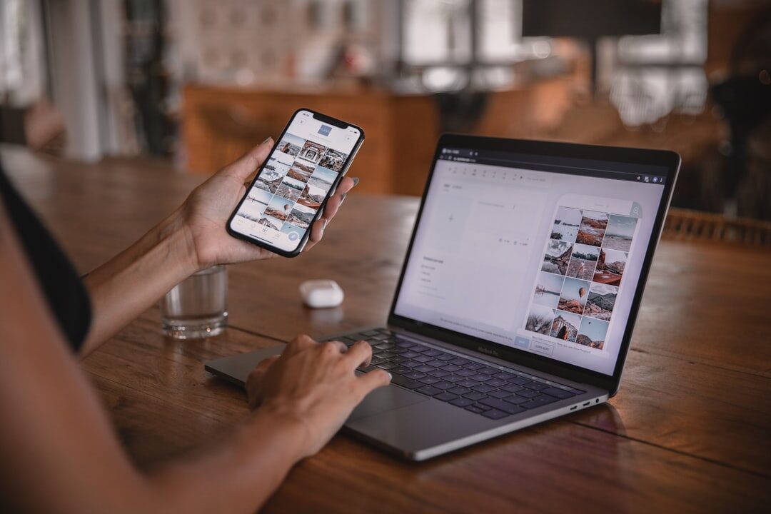 Influenciador promovendo um produto nas redes sociais