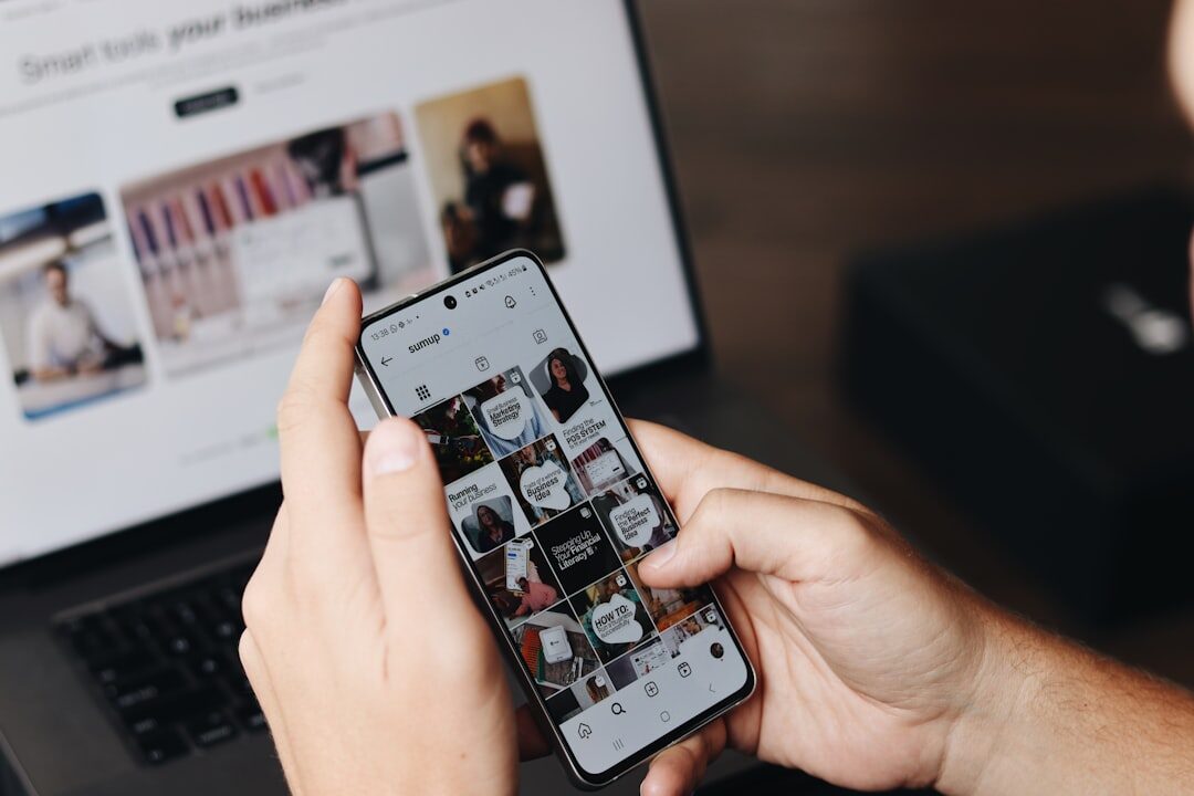 Jovem adulto interagindo com conteúdo de redes sociais