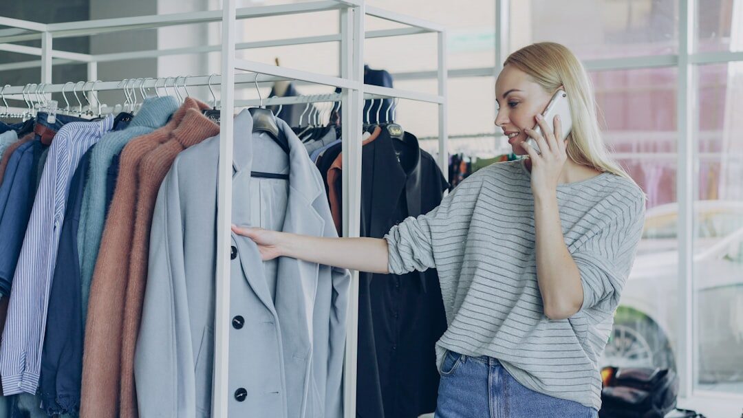 Jovem mulher analisando preferências de clientes