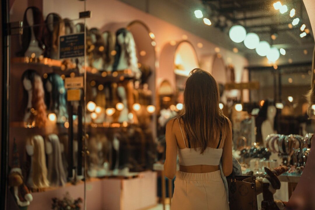 Jovem mulher comprando na loja de roupas
