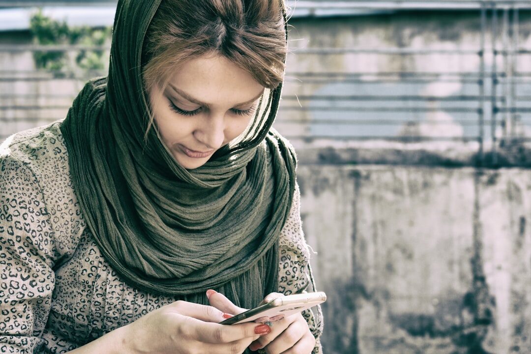 Jovem mulher usando smartphone nas redes sociais