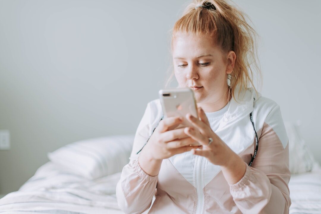 Jovem mulher usando smartphone nas redes sociais