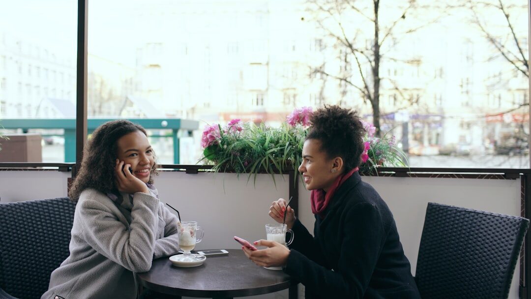 Jovens se divertindo no café