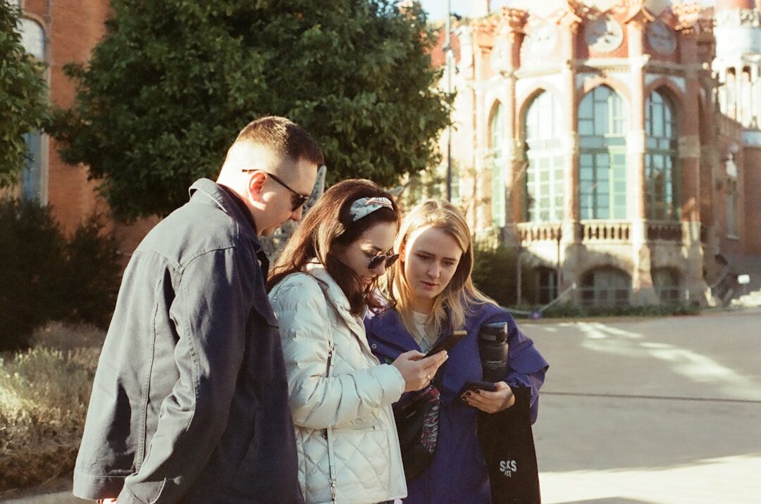 Jovens usando smartphones nas redes sociais