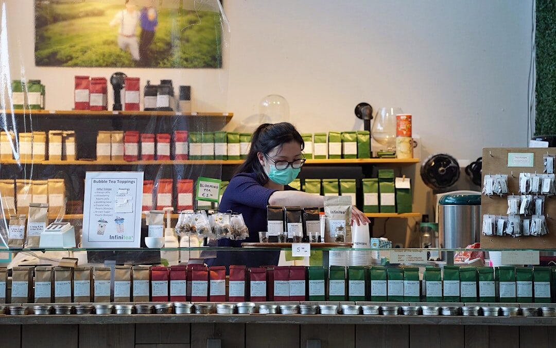 Mulher apreciando o aroma na loja