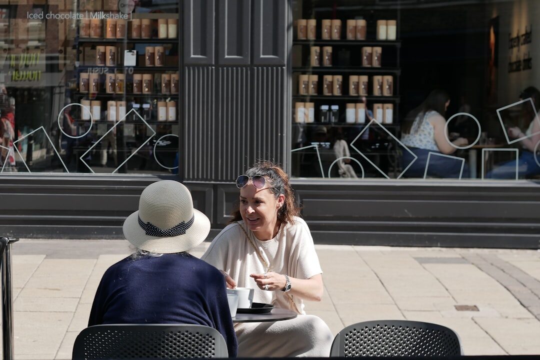 Mulher compartilhando histórias sobre café