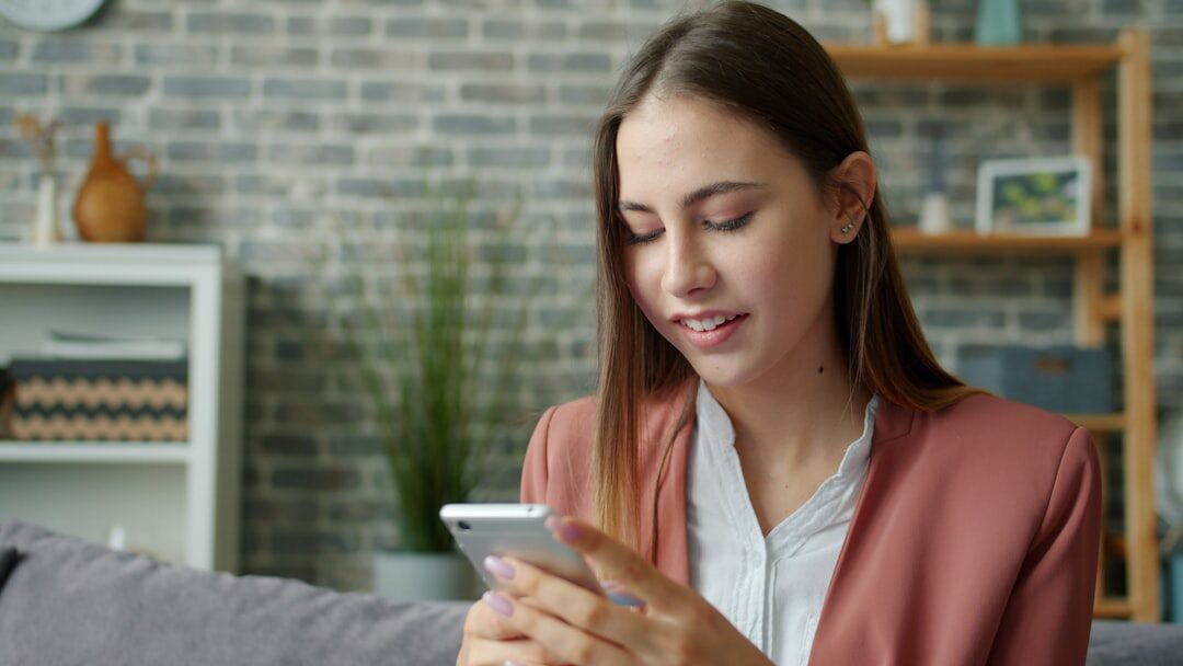 Mulher compartilhando uma história online