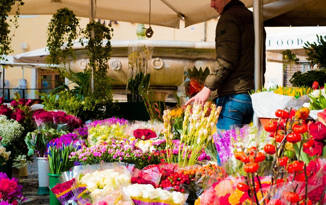 Mulher conversando com clientes na floricultura