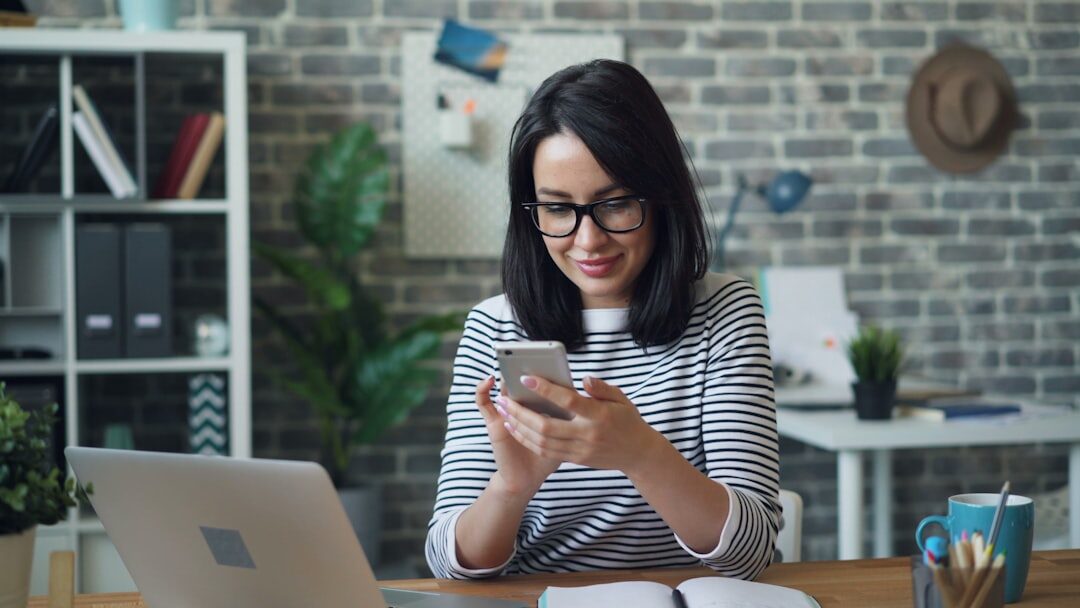 Mulher criando conteúdo para redes sociais