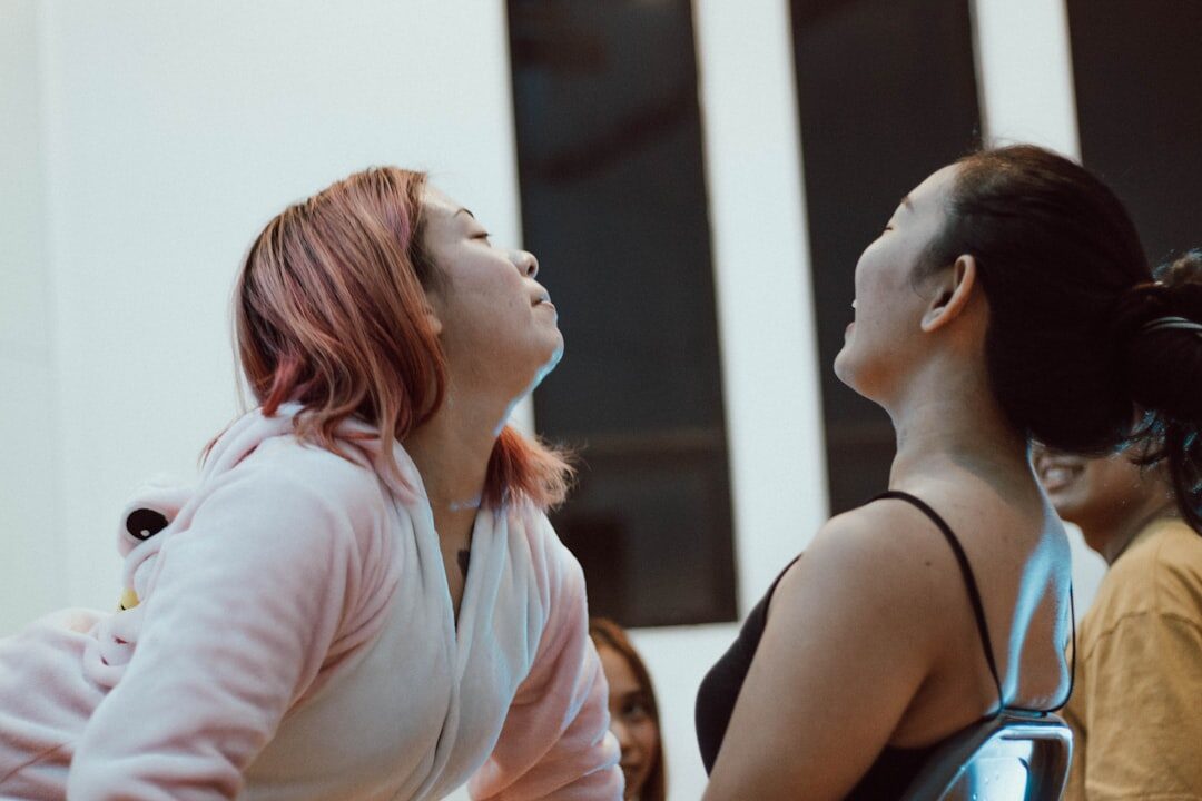 Mulher jovem contando histórias para uma audiência