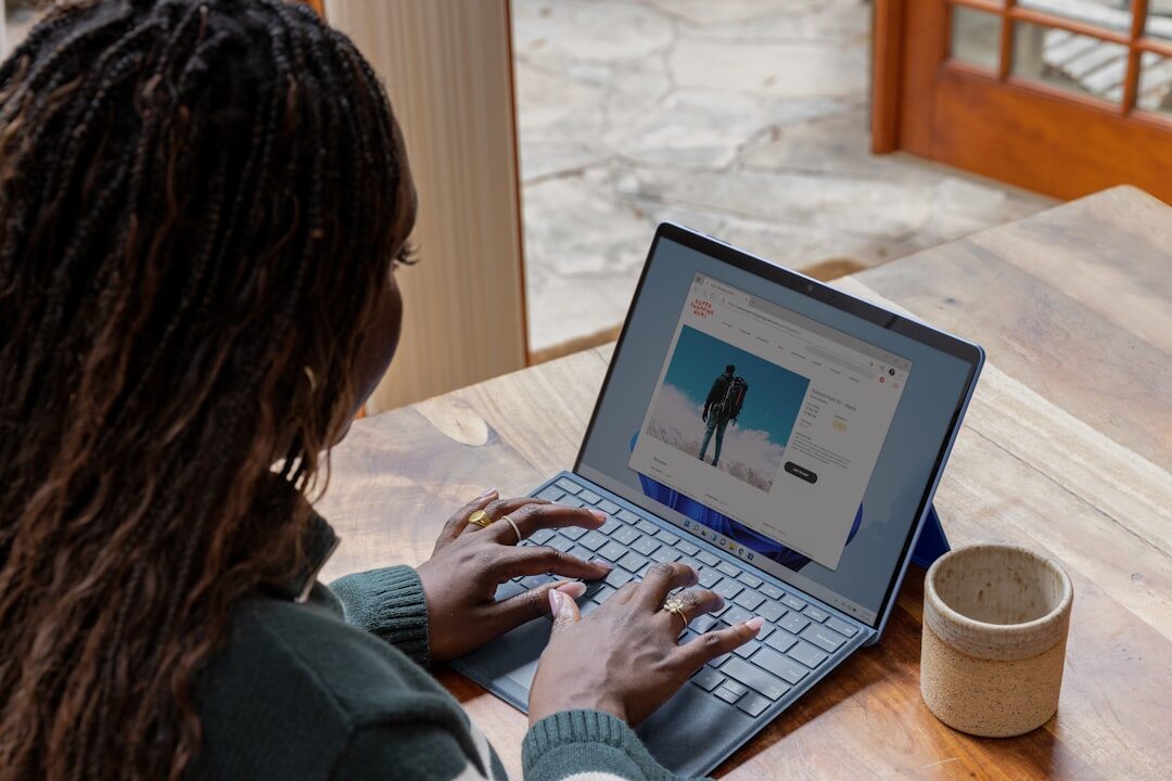Mulher jovem navegando em loja online