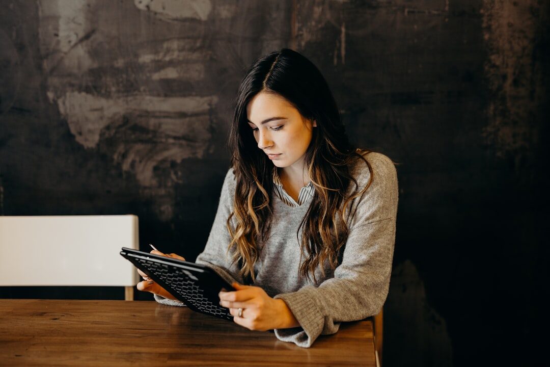 Mulher jovem usando laptop para marketing digital