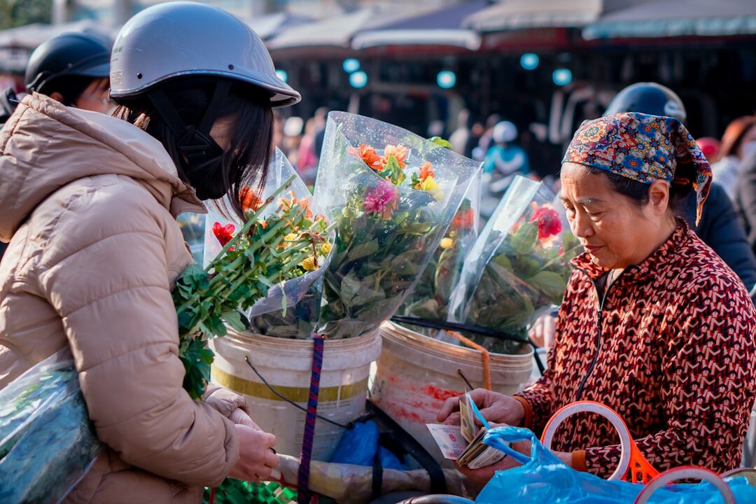 Mulher organizando flores para promoção