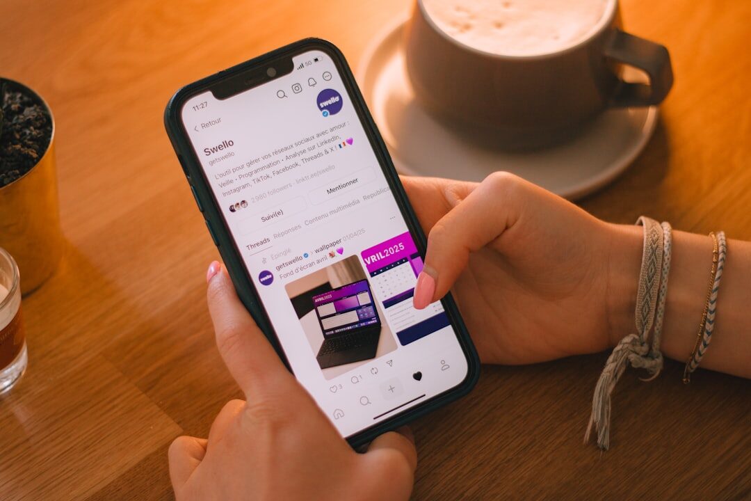Pessoa comprando online pelo smartphone
