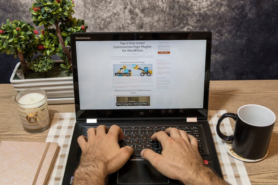 Pessoa lendo um blog informativo