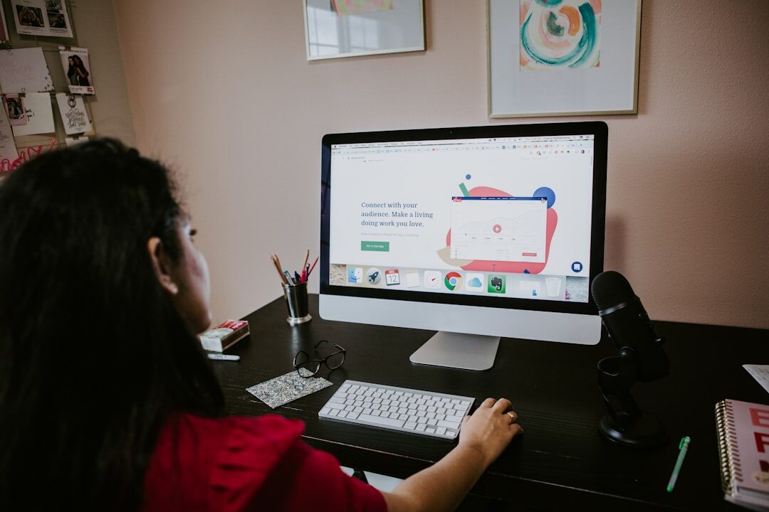 Pessoa otimizando site para SEO