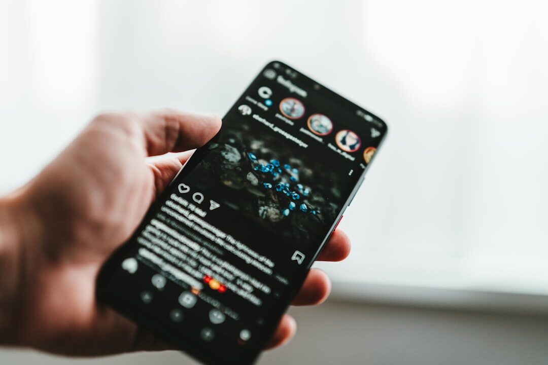Pessoa usando ferramentas de marketing em redes sociais