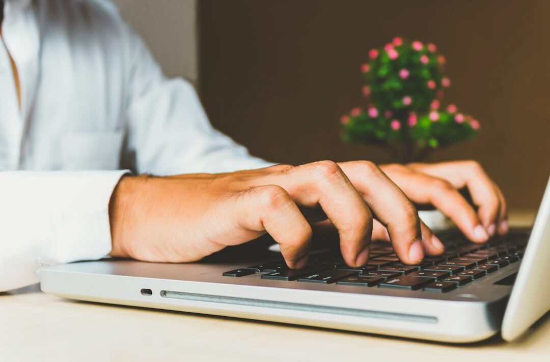 Pessoa usando laptop para marketing em redes sociais