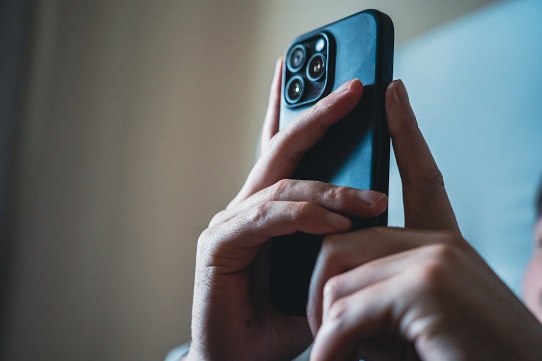 Pessoa usando smartphone em redes sociais