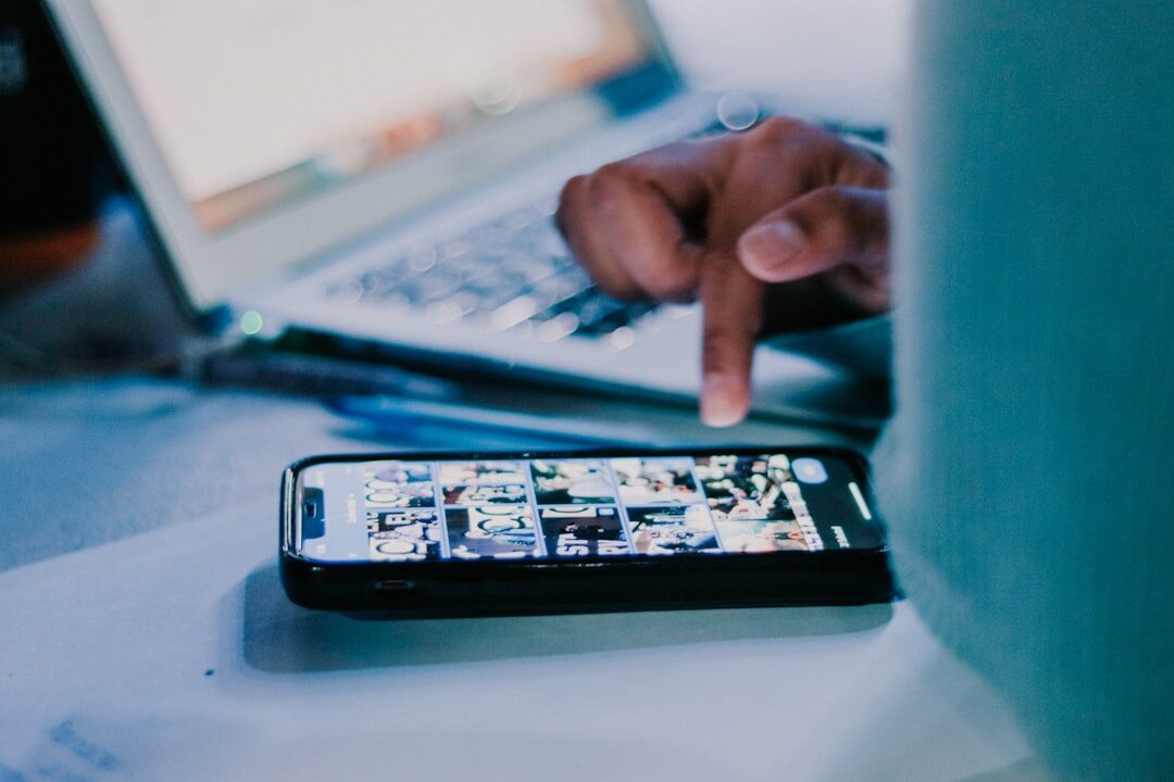 Pessoa usando smartphone nas redes sociais