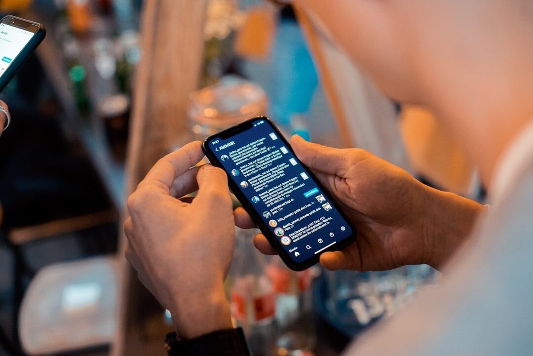Pessoa usando smartphone para marketing em mídias sociais