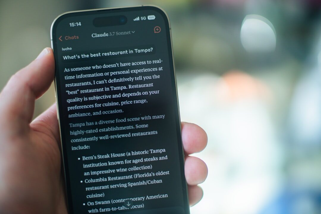 Pessoa utilizando chatbot de IA para marketing