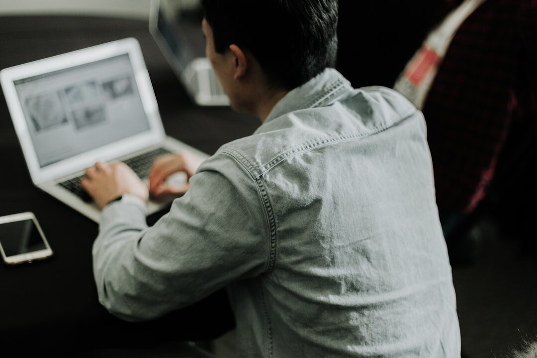 Pessoa utilizando laptop para publicidade online