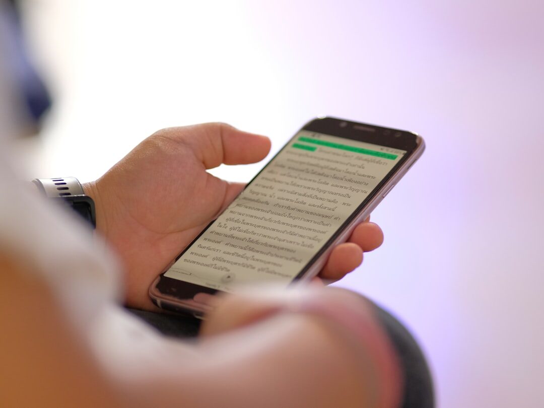 Pessoa utilizando redes sociais no smartphone