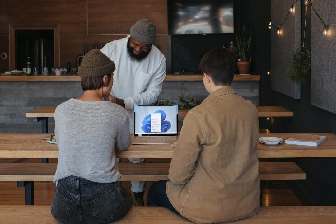 Pessoas discutindo estratégias de marketing