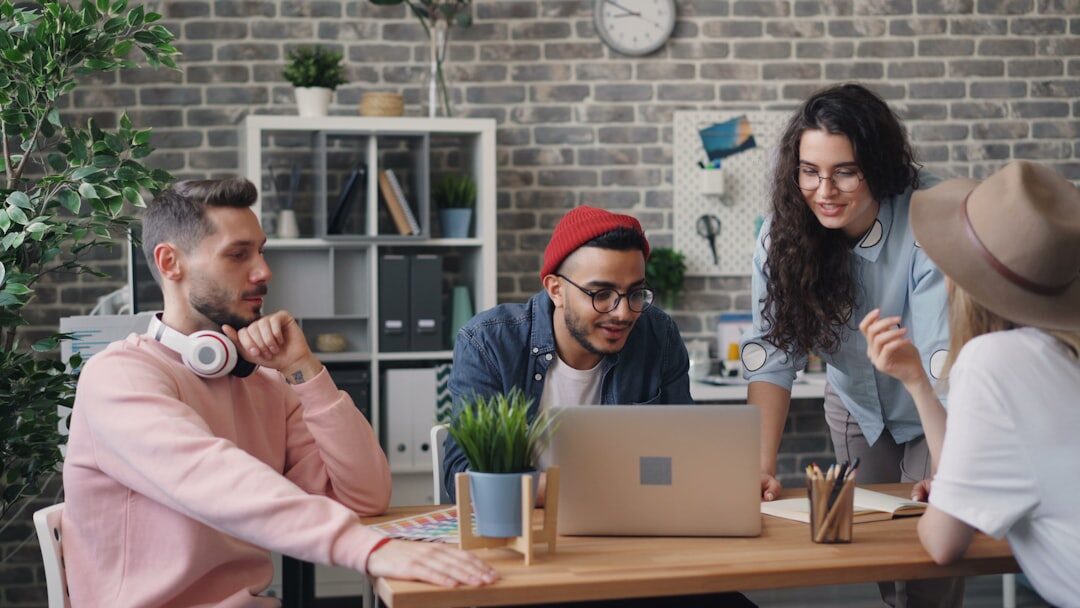 Pessoas discutindo estratégias de marketing