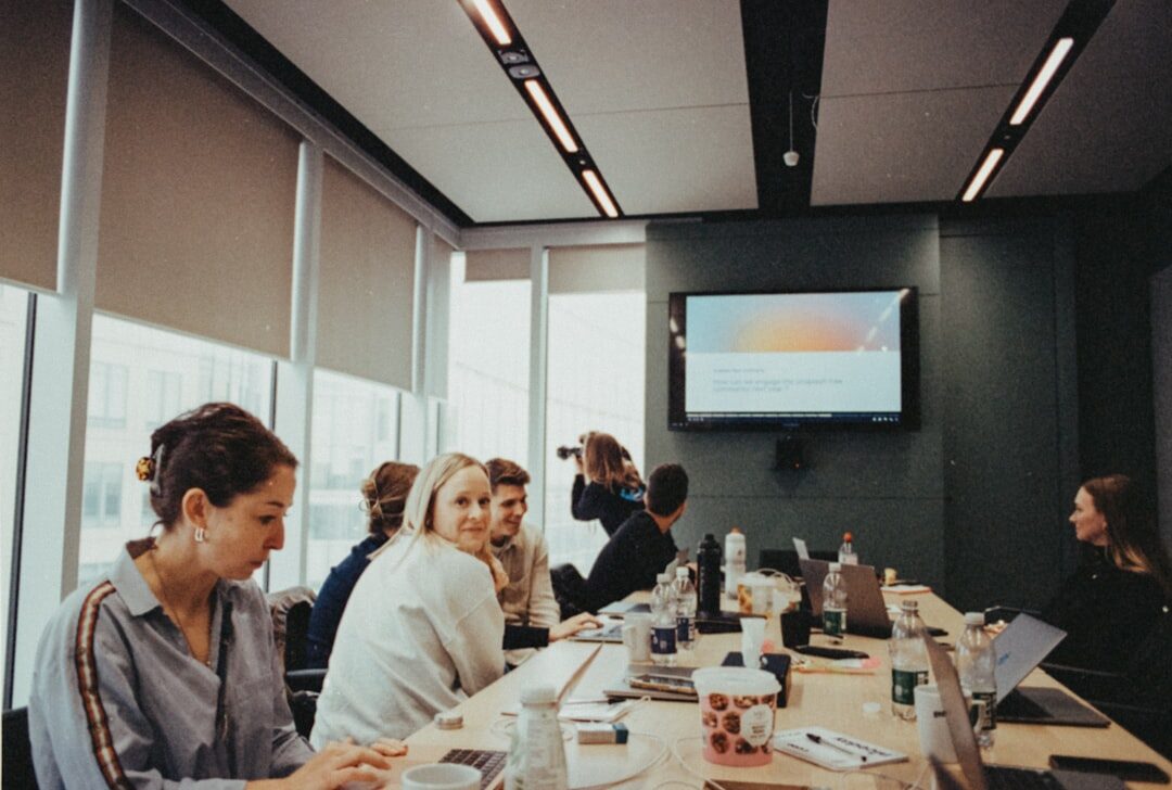 Pessoas em workshop de marketing digital