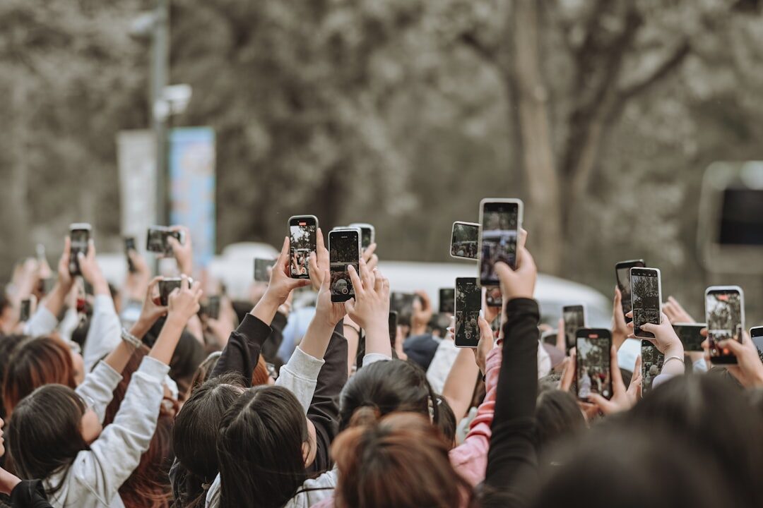 Pessoas interagindo com conteúdo nas redes sociais