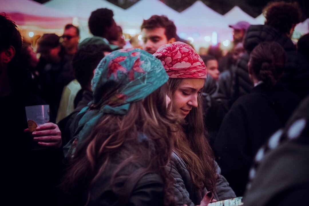 Pessoas interagindo em evento local