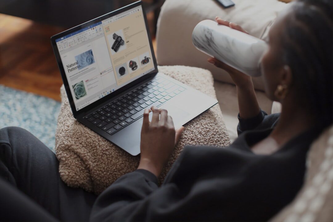 Pessoas navegando em compras online