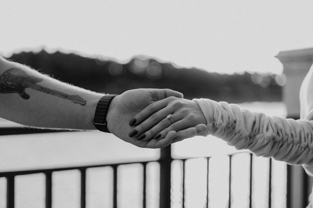 Profissionais de negócios apertando as mãos