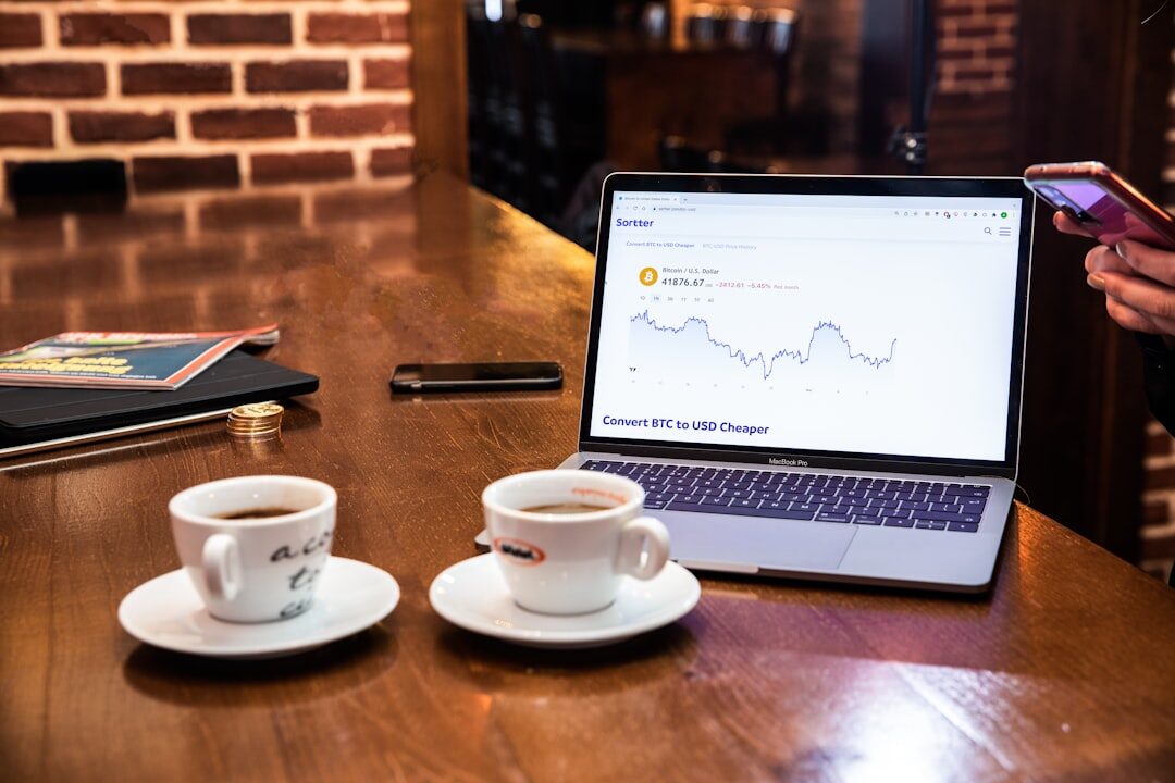 Profissional de marketing digital analisando desempenho de campanha