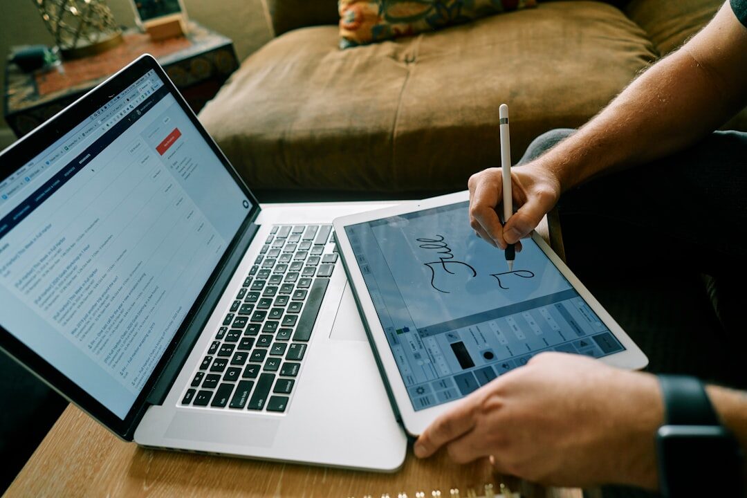 Profissional de marketing digital analisando métricas