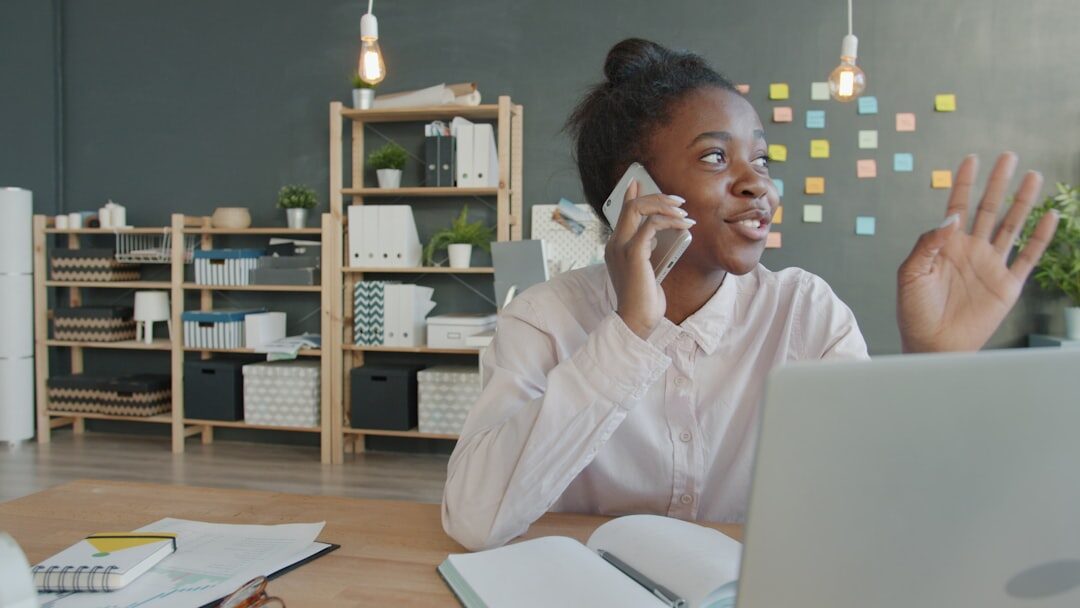 Representante de atendimento ao cliente ajudando cliente online