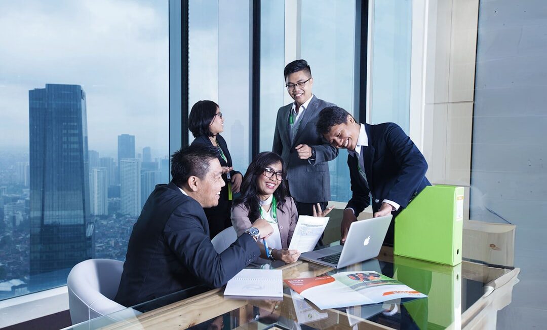 Reunião de negócios com especialistas em marketing