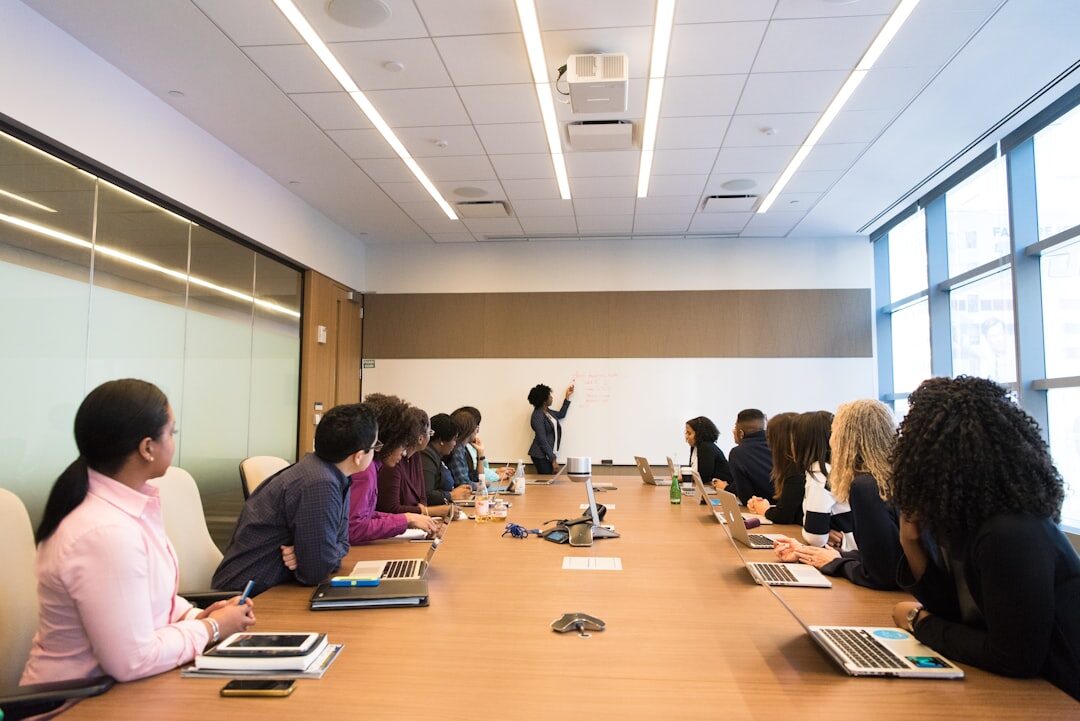 Reunião sobre estratégia de marketing digital