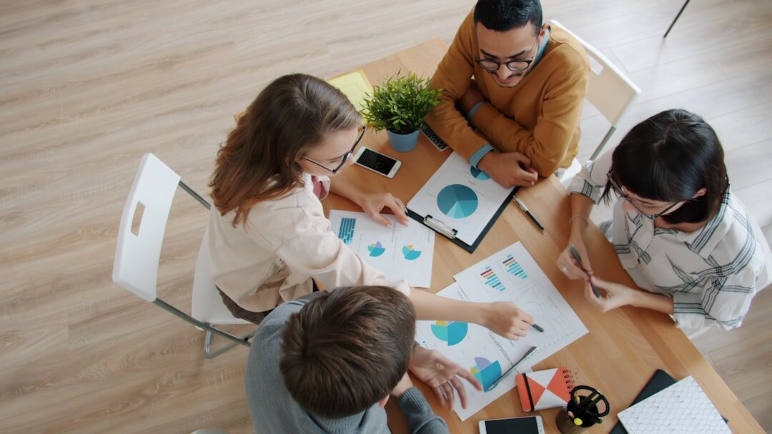 Reunião sobre estratégia de marketing digital