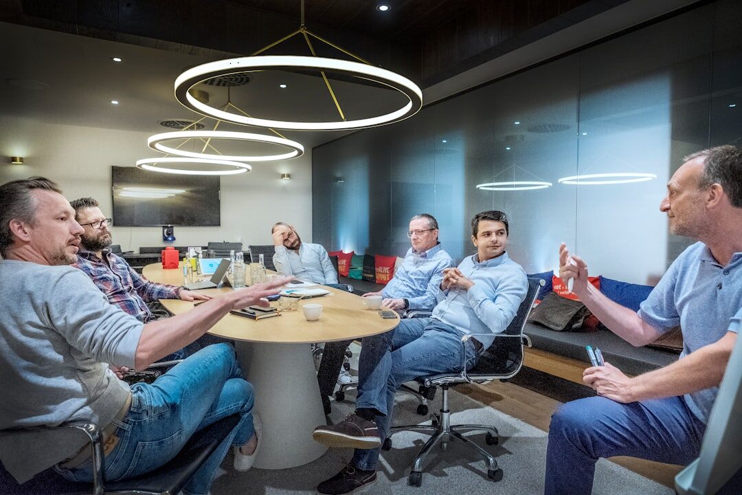 Reunião sobre estratégias de marketing digital